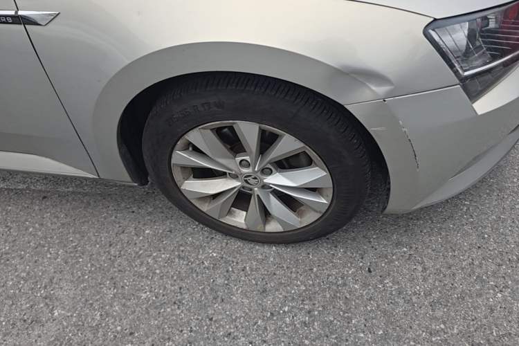 Used Skoda Superb 2016 TSI330 DSG Innovation Edition Right Front Wheel Hub