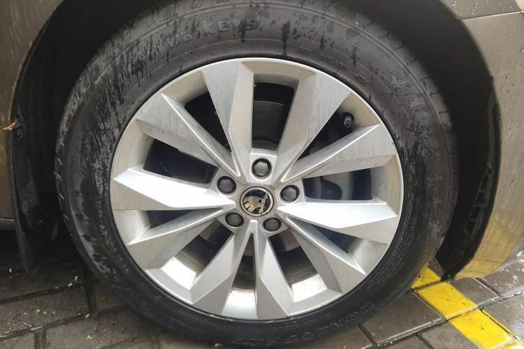 Used Skoda Superb 2016 TSI280 DSG Innovation Edition Right Front Wheel Hub