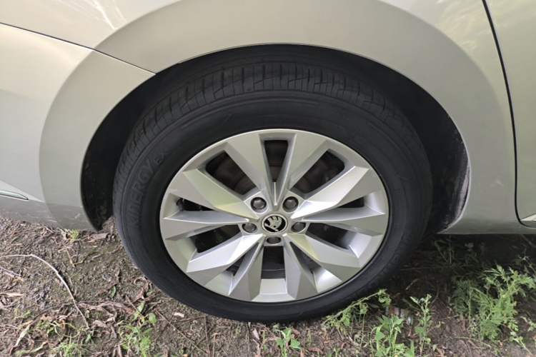 Used Skoda Superb 2016 TSI330 DSG Innovation Edition Right Rear Wheel Hub