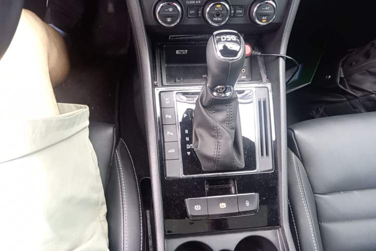 Used Skoda Superb 2017 TSI280 DSG Champion Edition Gear Lever