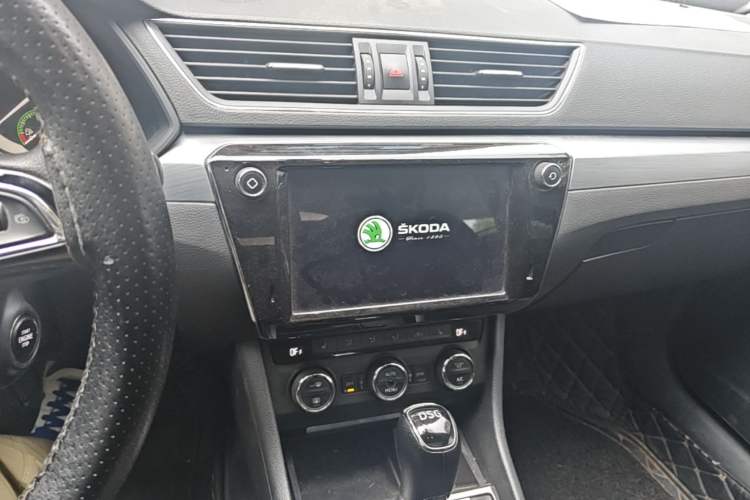 Used Skoda Superb 2018 TSI330 DSG Comfort Edition China VI Standard Audio And AC Panel