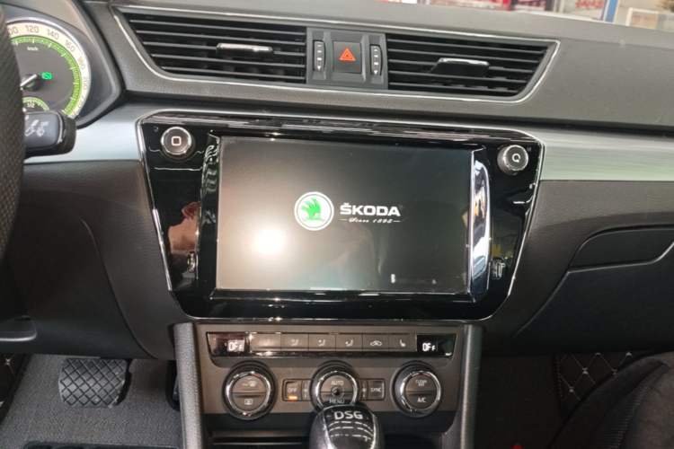 Used Skoda Superb 2018 TSI280 DSG Comfort Edition China V Standard Audio And AC Panel