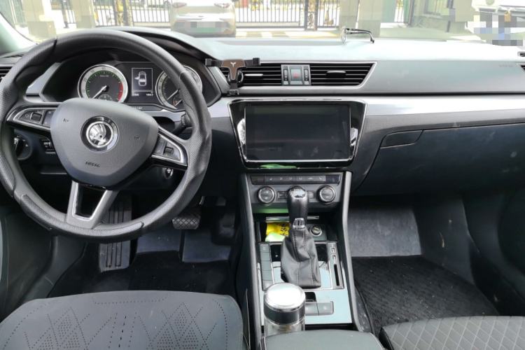 Used Skoda Superb 2018 TSI330 DSG Comfort Edition China VI Standard Center Console