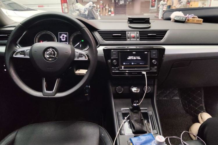 Used Skoda Superb 2018 TSI280 DSG Standard Edition China V Emission Standard Center Console