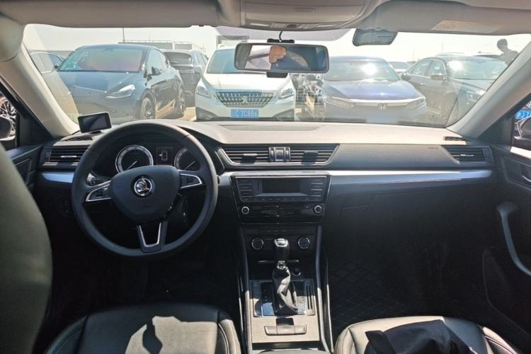 Used Skoda Superb 2018 TSI280 DSG Standard Edition China V Emission Standard Center Console