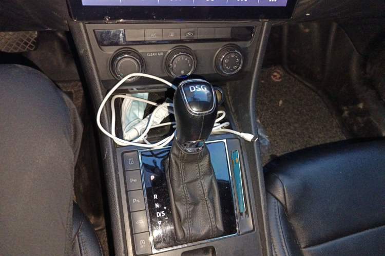 Used Skoda Superb 2018 TSI280 DSG Standard Edition China V Emission Standard Gear Lever