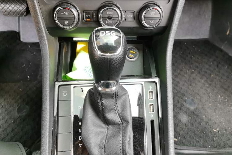 Used Skoda Superb 2018 TSI330 DSG Comfort Edition China VI Standard Gear Lever