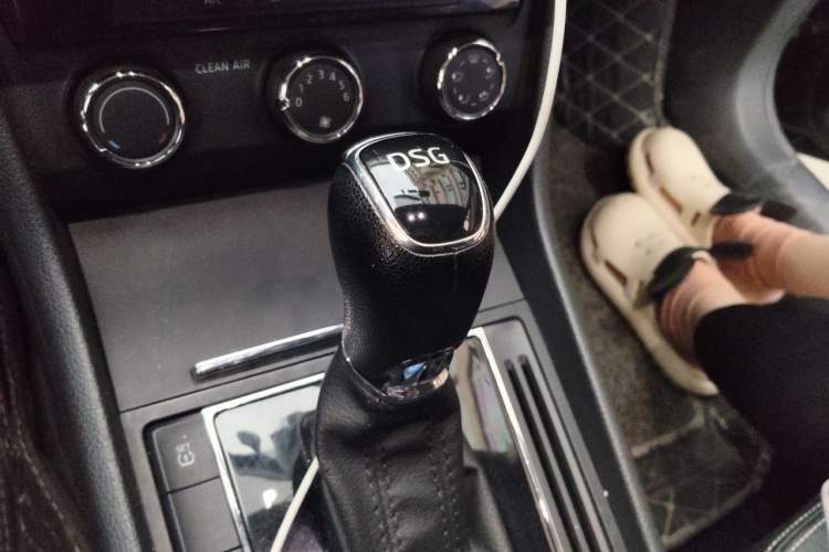 Used Skoda Superb 2018 TSI280 DSG Standard Edition China V Emission Standard Gear Lever