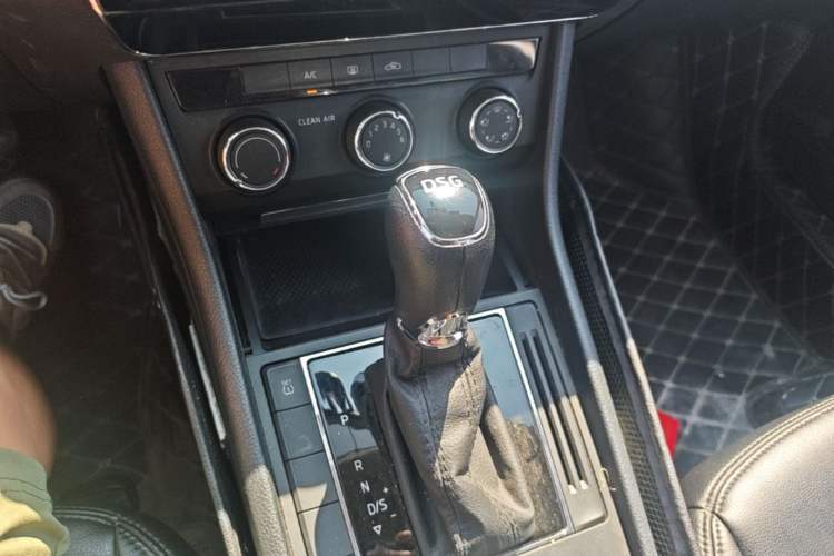 Used Skoda Superb 2018 TSI280 DSG Standard Edition China V Emission Standard Gear Lever
