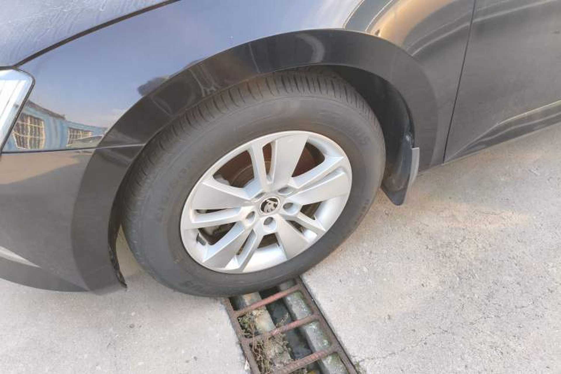 Used Skoda Superb 2018 TSI280 DSG Standard Edition China V Emission Standard Left Front Wheel Hub