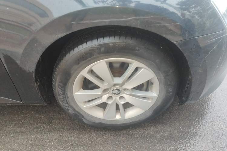 Used Skoda Superb 2018 TSI280 DSG Standard Edition China V Emission Standard Right Front Wheel Hub