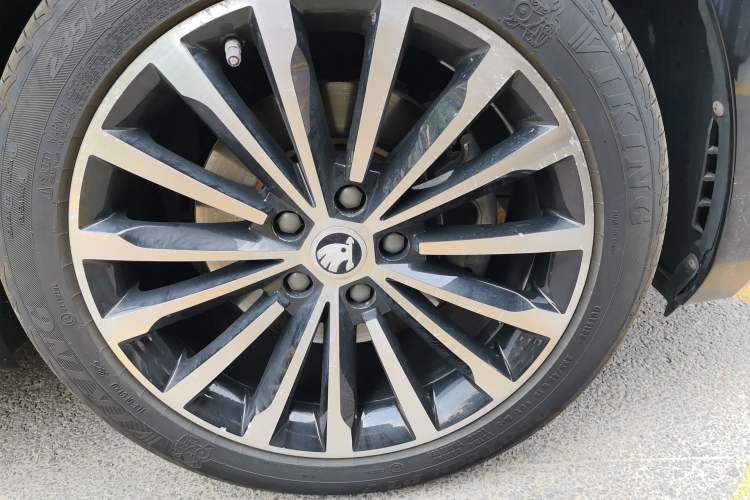 Used Skoda Superb 2018 TSI330 DSG Comfort Edition China VI Standard Right Front Wheel Hub