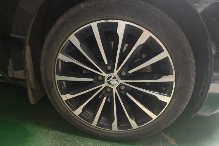 Used Skoda Superb 2018 TSI280 DSG Comfort Edition China V Standard Right Front Wheel Hub