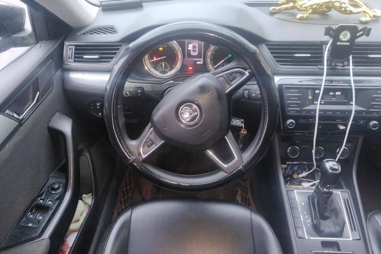 Used Skoda Superb 2018 TSI280 DSG Standard Edition China V Emission Standard Steering Wheel
