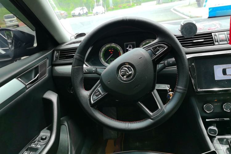 Used Skoda Superb 2018 TSI280 DSG Standard Edition China V Emission Standard Steering Wheel