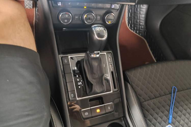 Used Skoda Superb 2018 TSI280 DSG Comfort Edition China VI Standard Gear Lever