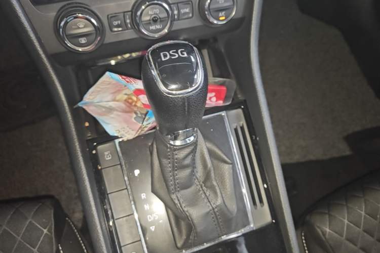Used Skoda Superb 2018 TSI330 DSG Comfort Edition China VI Standard Gear Lever