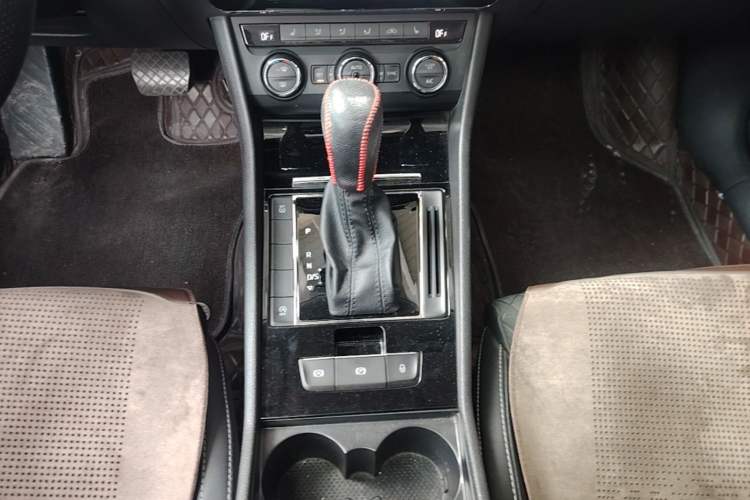 Used Skoda Superb 2018 TSI280 DSG Comfort Edition China V Standard Gear Lever