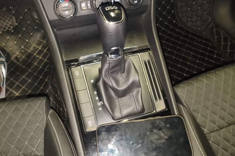 Used Skoda Superb 2018 TSI330 DSG Comfort Edition China V Standard Gear Lever