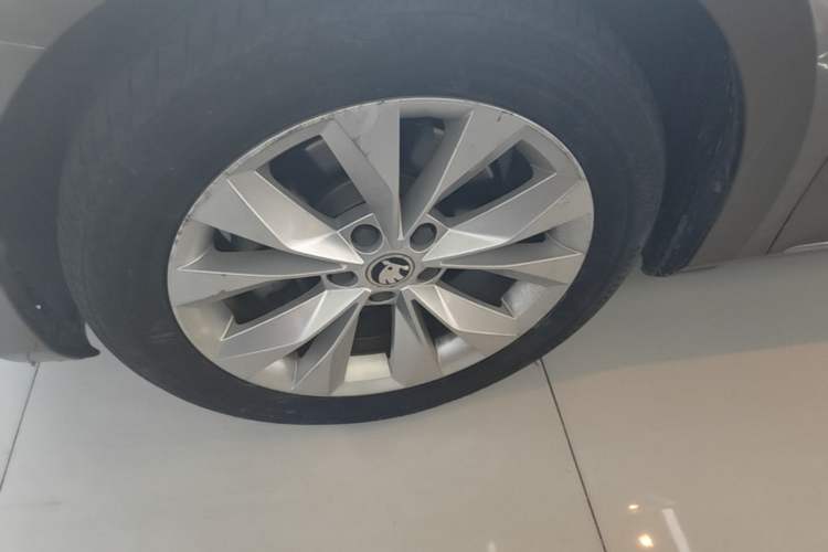 Used Skoda Superb 2018 TSI330 DSG Comfort Edition China VI Standard Left Front Wheel Hub