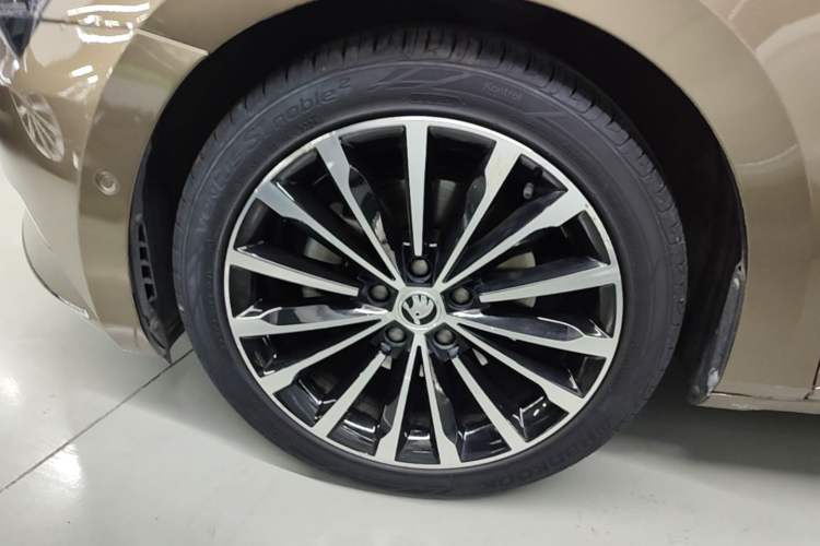Used Skoda Superb 2018 TSI330 DSG Luxury Edition China V Standard Left Front Wheel Hub