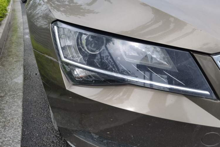 Used Skoda Superb 2018 TSI280 DSG Comfort Edition China V Standard Right Front Headlight