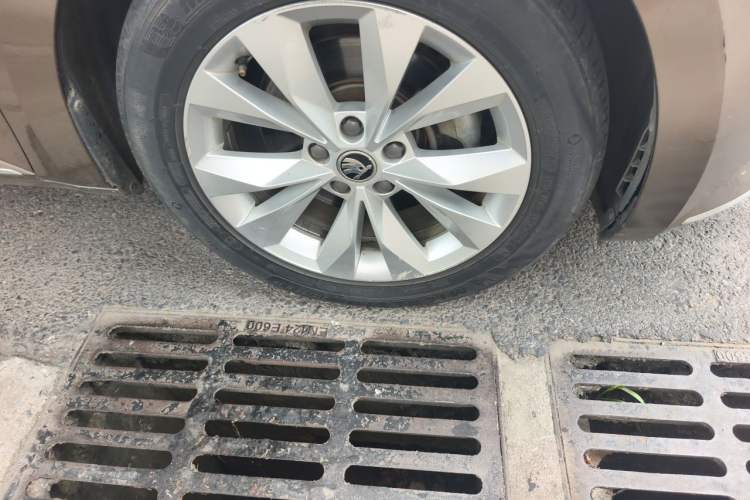 Used Skoda Superb 2018 TSI330 DSG Comfort Edition China V Standard Right Front Wheel Hub