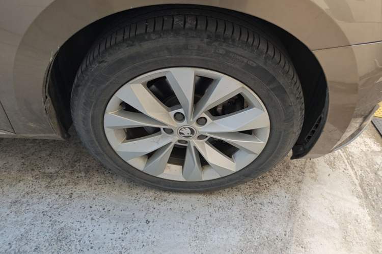 Used Skoda Superb 2018 TSI280 DSG Comfort Edition China V Standard Right Front Wheel Hub