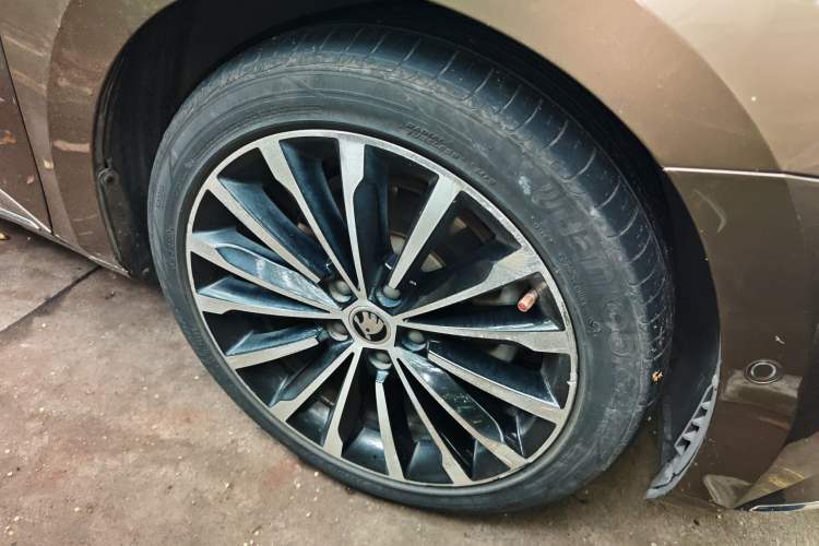 Used Skoda Superb 2018 TSI330 DSG Luxury Edition China V Standard Right Front Wheel Hub