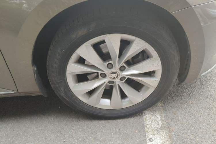 Used Skoda Superb 2018 TSI280 DSG Comfort Edition China V Standard Right Front Wheel Hub