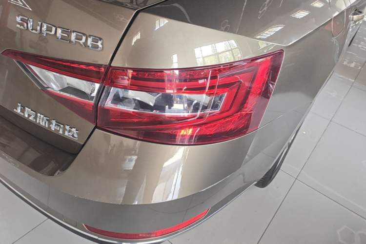 Used Skoda Superb 2018 TSI330 DSG Comfort Edition China VI Standard Right Rear Taillight