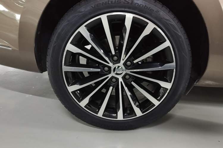 Used Skoda Superb 2018 TSI330 DSG Luxury Edition China V Standard Right Rear Wheel Hub