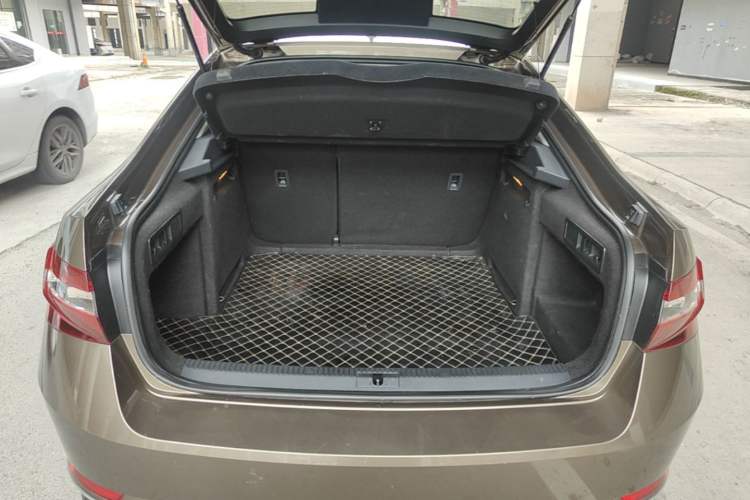 Used Skoda Superb 2018 TSI280 DSG Comfort Edition China VI Standard Trunk