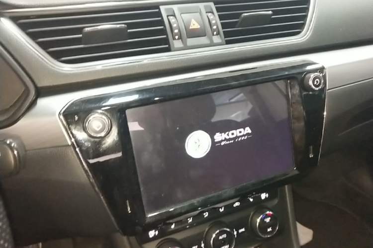Used Skoda Superb 2018 TSI330 DSG Comfort Edition China V Standard Audio And AC Panel