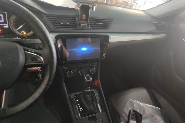 Used Skoda Superb 2018 TSI280 DSG Standard Edition China V Emission Standard Center Console