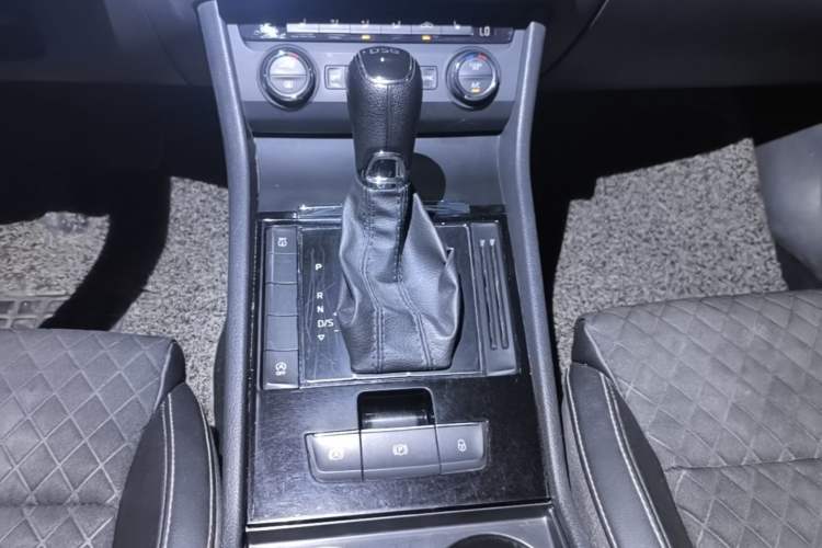 Used Skoda Superb 2018 TSI280 DSG Comfort Edition China V Standard Gear Lever