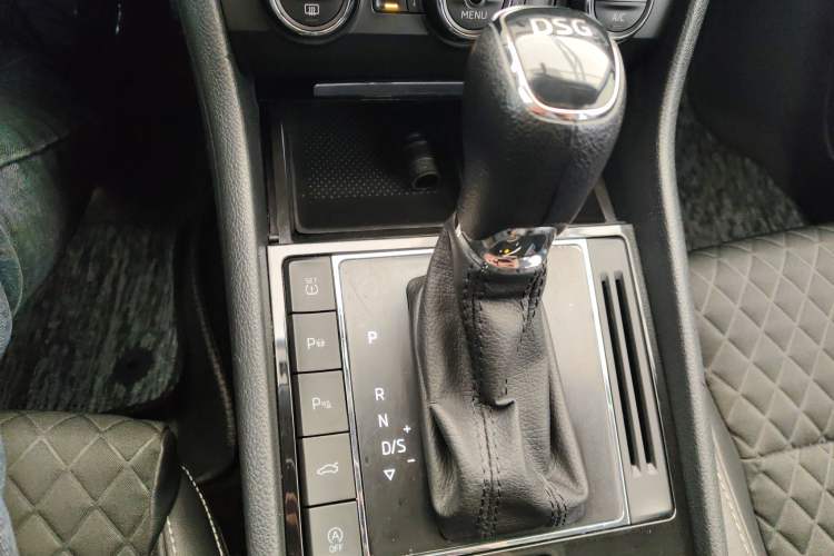 Used Skoda Superb 2018 TSI330 DSG Comfort Edition China VI Standard Gear Lever