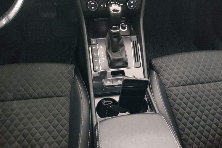 Used Skoda Superb 2018 TSI330 DSG Comfort Edition China VI Standard Gear Lever