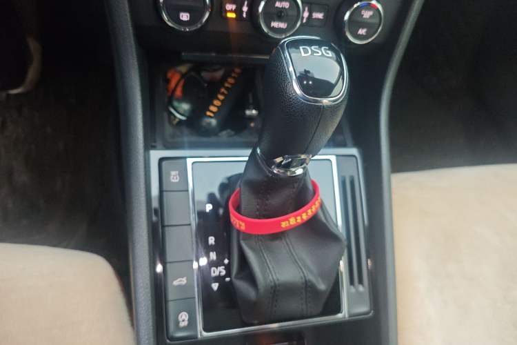 Used Skoda Superb 2018 TSI330 DSG Comfort Edition China V Standard Gear Lever