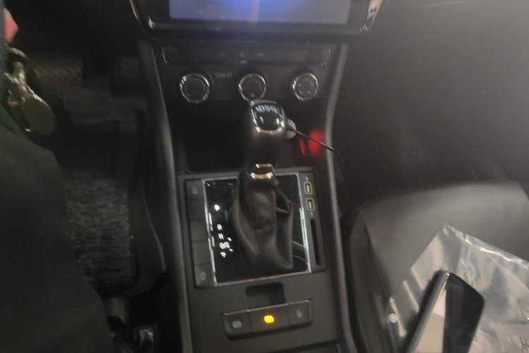 Used Skoda Superb 2018 TSI280 DSG Standard Edition China V Emission Standard Gear Lever