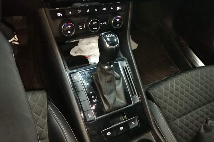 Used Skoda Superb 2018 TSI330 DSG Comfort Edition China V Standard Gear Lever
