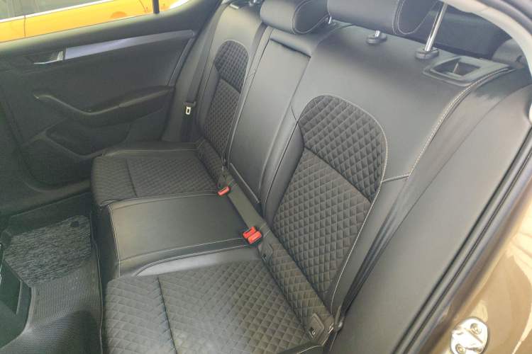 Used Skoda Superb 2018 TSI330 DSG Comfort Edition China VI Standard Left Rear Seat