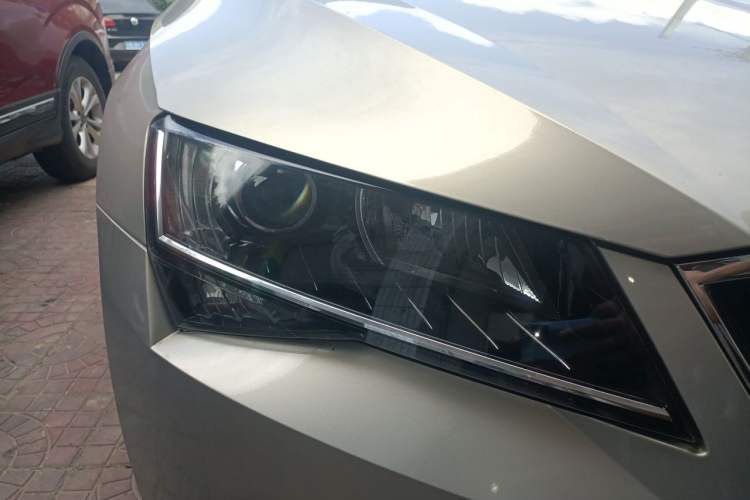 Used Skoda Superb 2018 TSI330 DSG Comfort Edition China V Standard Right Front Headlight