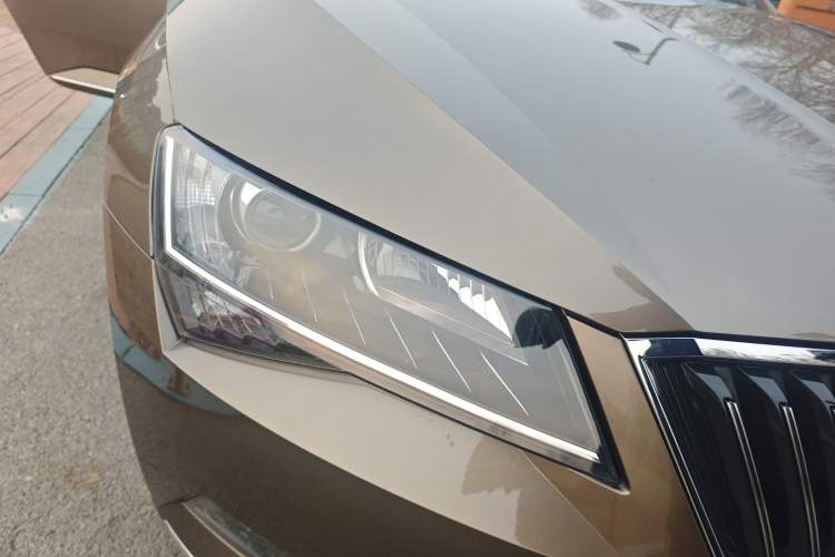 Used Skoda Superb 2018 TSI330 DSG Comfort Edition China V Standard Right Front Headlight