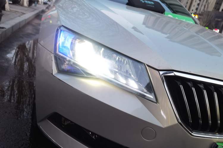Used Skoda Superb 2018 TSI280 DSG Luxury Edition China V Standard Right Front Headlight