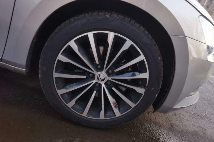 Used Skoda Superb 2018 TSI280 DSG Luxury Edition China V Standard Right Front Wheel Hub