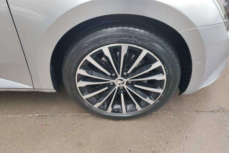 Used Skoda Superb 2018 TSI330 DSG Luxury Edition China V Standard Right Front Wheel Hub