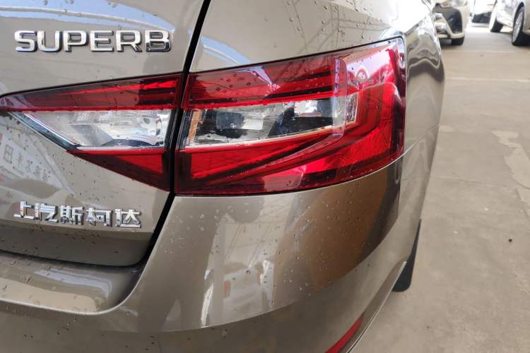 Used Skoda Superb 2018 TSI330 DSG Comfort Edition China VI Standard Right Rear Taillight