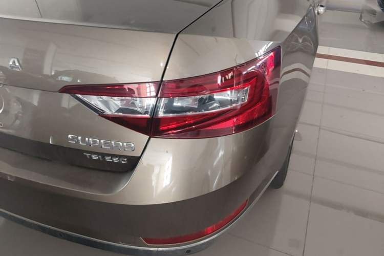 Used Skoda Superb 2018 TSI280 DSG Comfort Edition China V Standard Right Rear Taillight