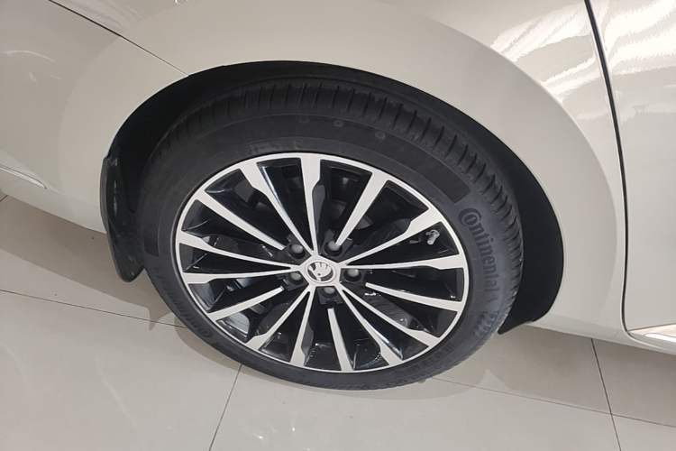 Used Skoda Superb 2018 TSI330 DSG Luxury Edition China V Standard Right Rear Wheel Hub